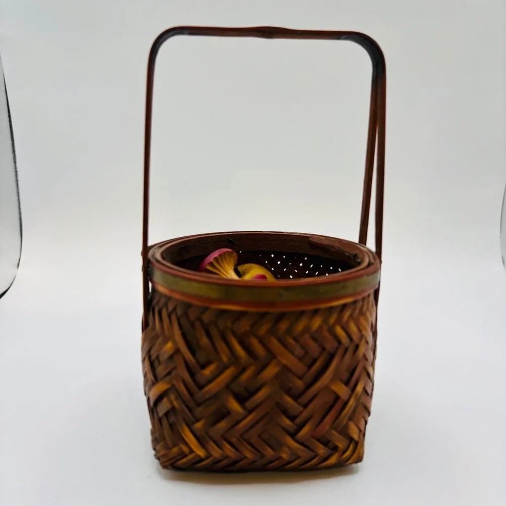 Vintage Miniature Woven Bamboo Basket with 13 Hand Painted Wooden Apples Decor‎